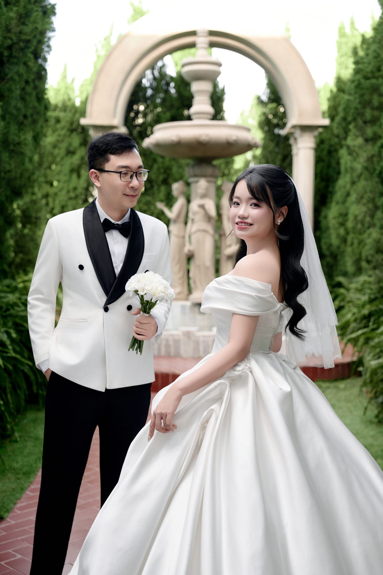 Ảnh cưới ngoại cảnh trong vườn