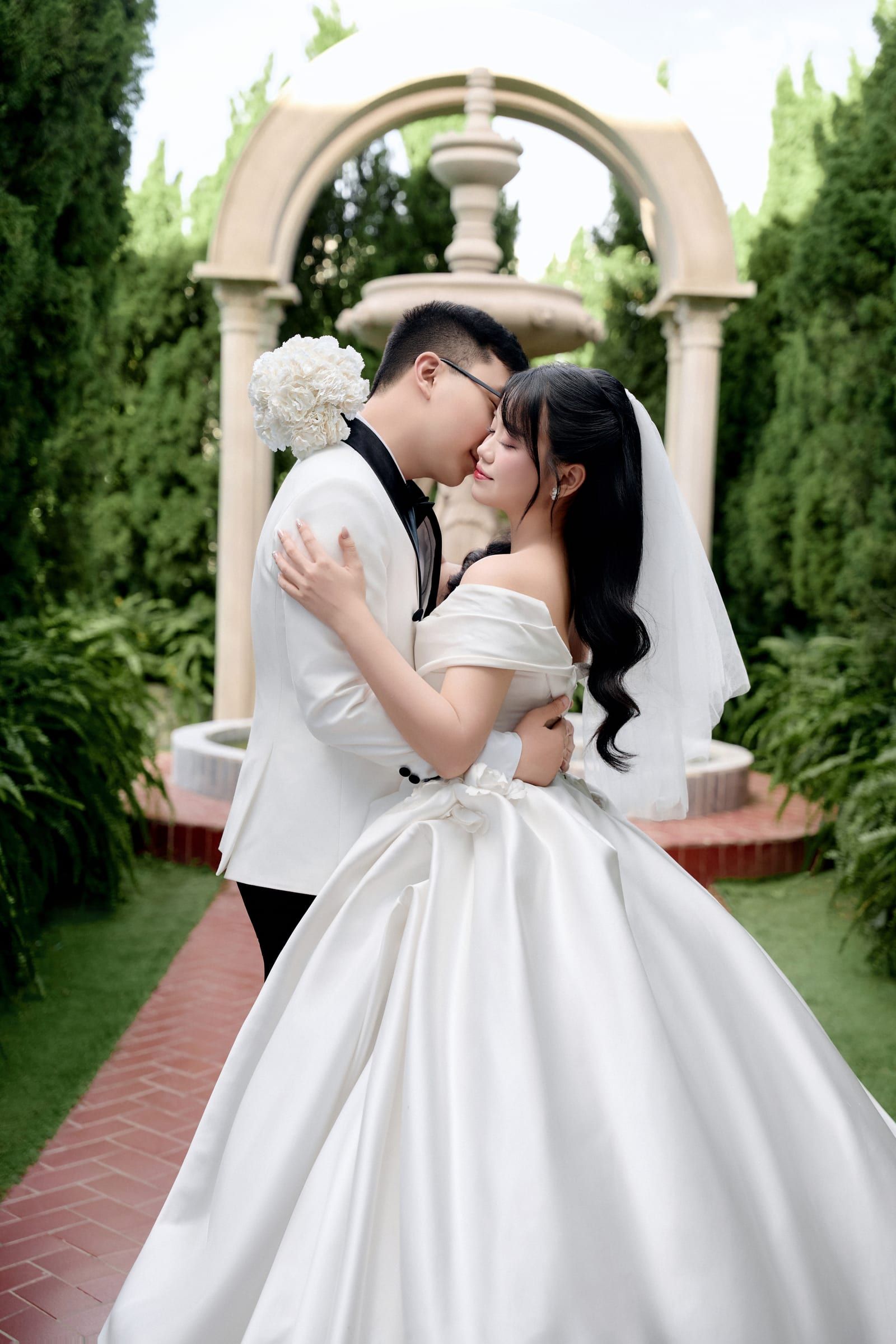 Đức và Trinh dưới vòm hoa